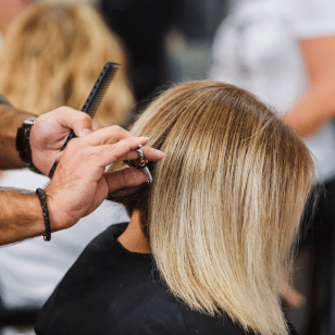 salon diana warszawa wlosu blond proste rece fryzjera